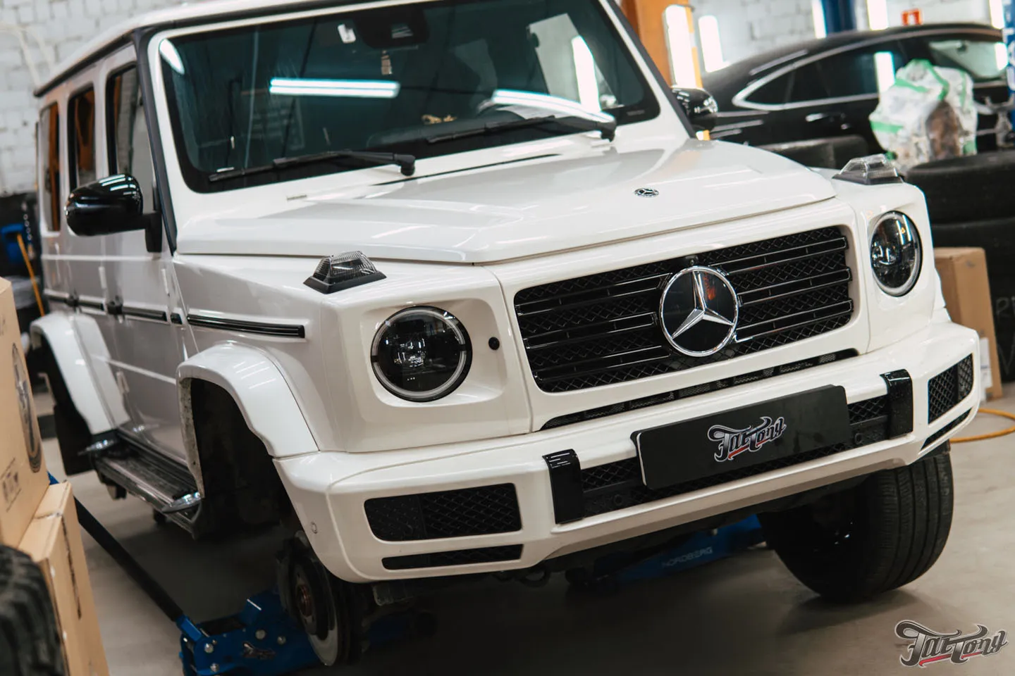 Окрас дисков, обработка керамикой и фирменный шиномонтаж с адаптацией для Mercedes G-class